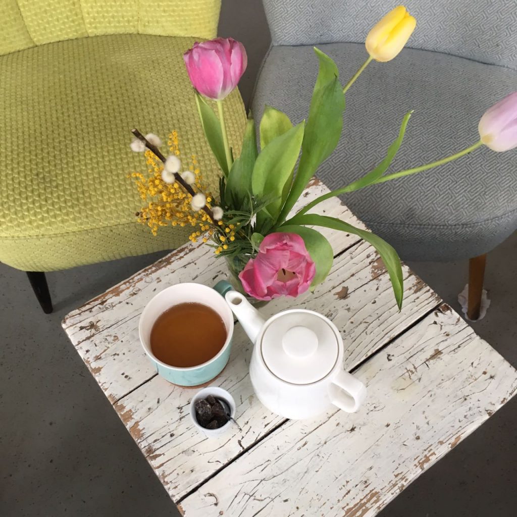 Café LIVRES in Essen – Tee-Sorten – bio und fair gehandelt – Getränke auf Tisch