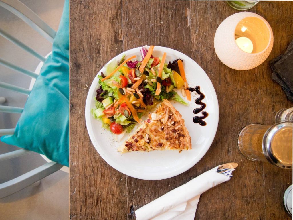 Café LIVRES in Essen – täglich wechselnde und frisch zubereitete Tagesgerichte – Quiche mit Salat